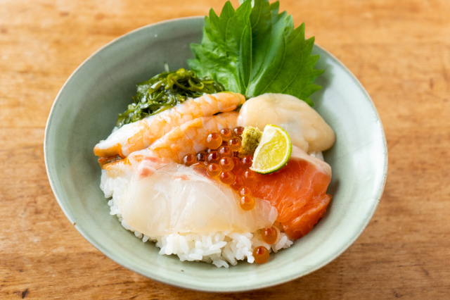 斉吉海鮮丼（鯛・サーモン）