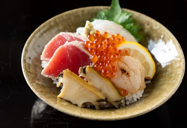 新春豪華海鮮丼(鯛、鮪、いくら、帆立、あわび）