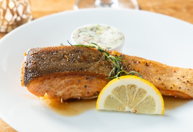 サーモンステーキ２切と斉吉海藻バター