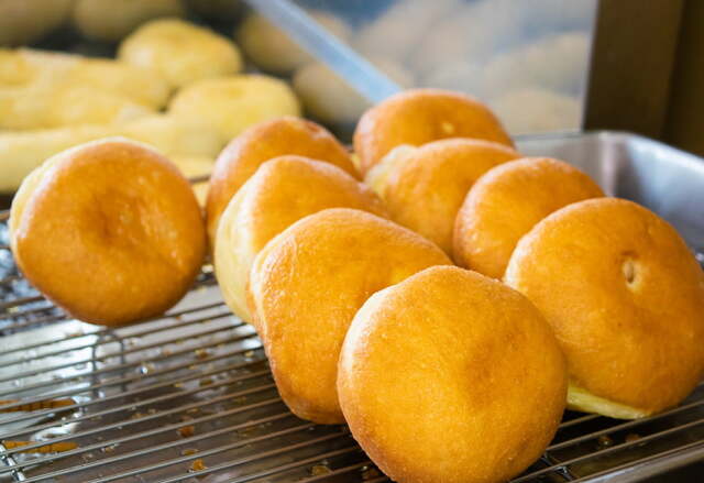 気仙沼の漁師さんに長年愛され続ける紅梅さんの揚げあんパンと雁月