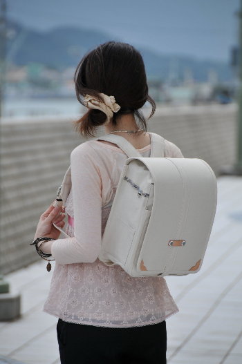 ランザック　キャメル背面ななめ