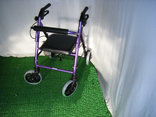 歩行器・杖「ハッピーミニ」（竹虎ヒューマンケア／四輪歩行器