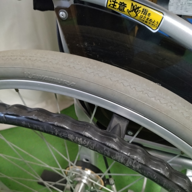 【Bランク 中古 車椅子】カワムラサイクル 自走式車椅子 KZM22-40 (W