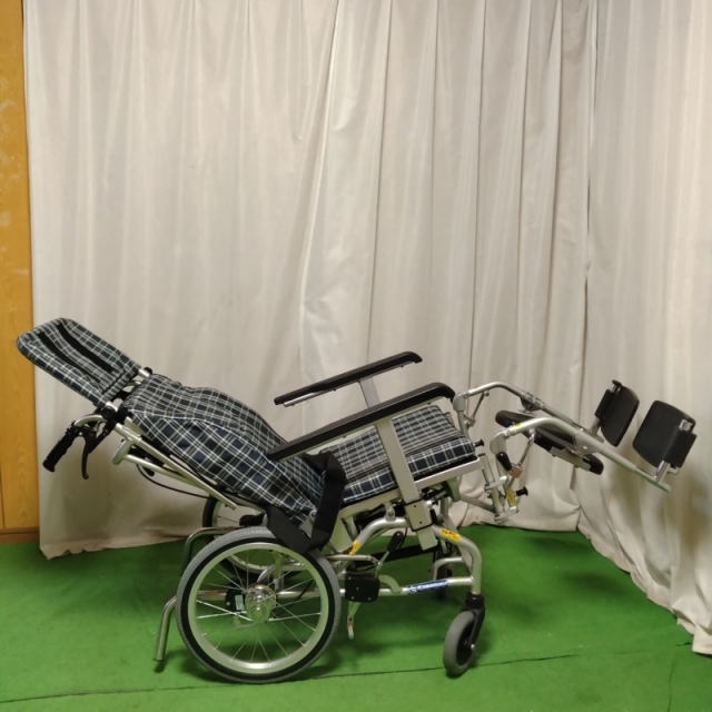 フルリクライニング車椅子。カワムラ ティルト＆リクライニング車いす KXL16-42 シート：No.99