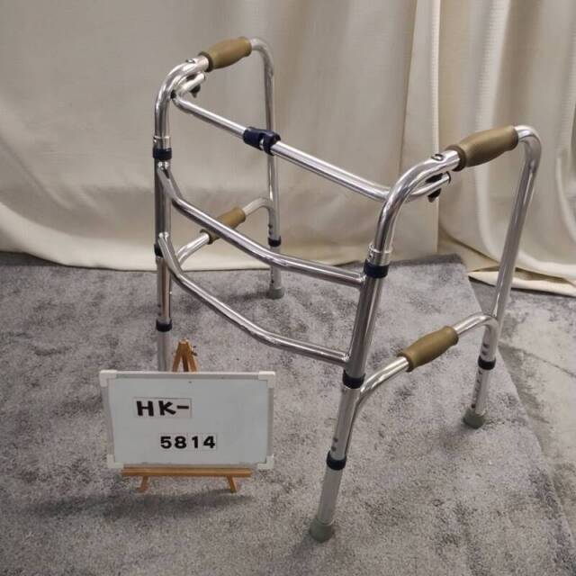 折りたたみ可能な歩行補助器