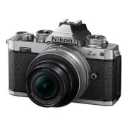 【新品】【在庫あり】ニコン Zfc 16-50 VR SLレンズキット シルバー【1万円キャッシュバック】【イージーラッパーMサイズプレゼント】【5月31日ご注文分まで5年間延長保証（自然故障対象）プレゼント】