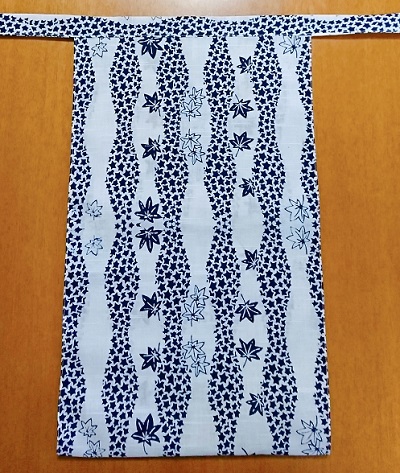 越中　流れる紅葉（特岡生地）｜水面に流れるもみじ