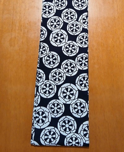 六尺半幅　源氏車（コーマ糸）｜どの位置で締めても柄が決まる