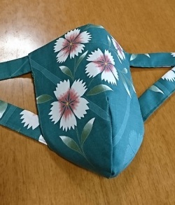 黒猫　山桜（特岡生地）｜贅沢に着物を裁断