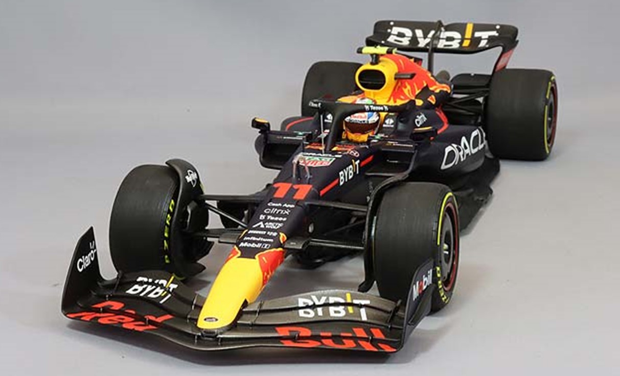 ミニカー　MINICHAMPS（ミニチャンプス）ダイキャストモデル　1/18　110221801　オラクル レッド ブル レーシング RB18 マックス・フェルスタッペン 日本GP 2022 優勝 ピットボード付き　4012138766631