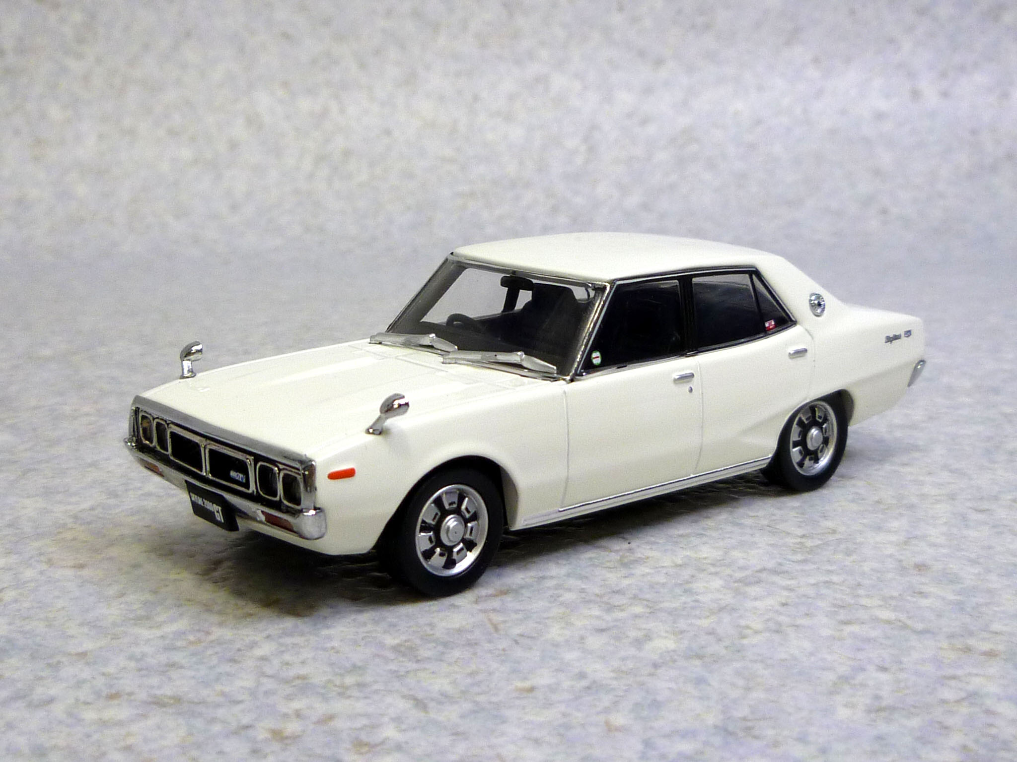 ミニカー　DISM 1/43 DISM155　ＧＣ110 スカイライン (ヨンメリ) 2000ＧＴ 前期型 (ホワイト)