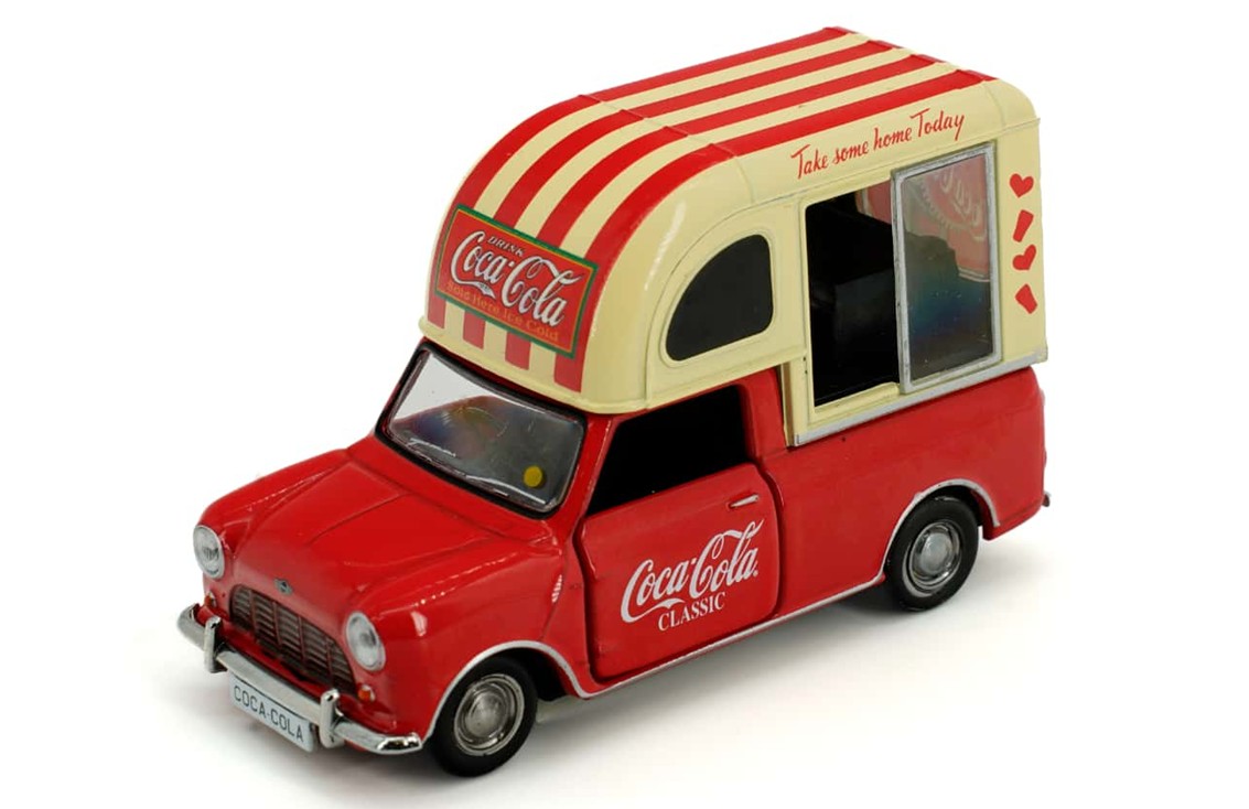 予約品　9月以降　ミニカー　トイイースト TINY(タイニー)  1/64　COKE093　Tiny City モーリスミニ ピックアップ Coca-Cola 2　4894826040489