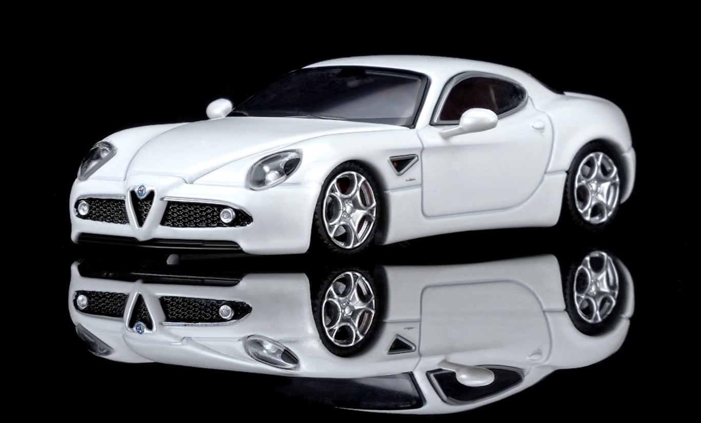 予約品　12月以降順次　ミニカー  MOTORHELIX　ダイキャストモデル　1/64　M69052　アルファロメオ 8C Competizione 2008 Bianco Polare White　4573630209380