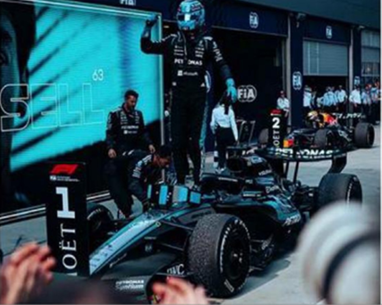 予約品　2027年1月頃　ミニカー　Spark　レジンモデル　1/43　S9332　Mercedes-AMG Petronas Formula 1 Team W17 No.63 優勝 Austrian GP 2026  George Russell with number board　9580006993328