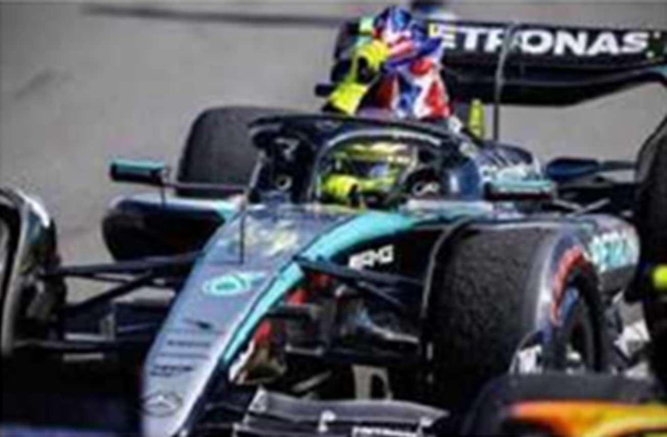予約品　12月頃　ミニカー　SPARK（スパーク）レジンモデル　1/43　S9533　Mercedes-AMG PETRONAS Formula One Team No.44 F1 W15 E Performance 優勝 British GP 2024   Lewis Hamilton  (with British Flag)　9580006995339