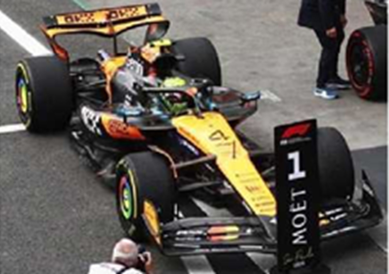 予約品　2026年7月頃　ミニカー　Spark（スパーク）レジンモデル　1/43　S9675　McLaren MCL39 No.4 優勝 Brazilian GP 2025 Lando Norris with pit board　9580006996756