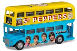 ミニカー　CORGI（コーギー）　ダイキャストモデル　1/64　CGCC82339　ザビートルズ ロンドンバス 'Sgt. Pepper's Lonely Hearts Club Band'（サージャントペッパーロンリーハーツクラブバンド）　4548565392926