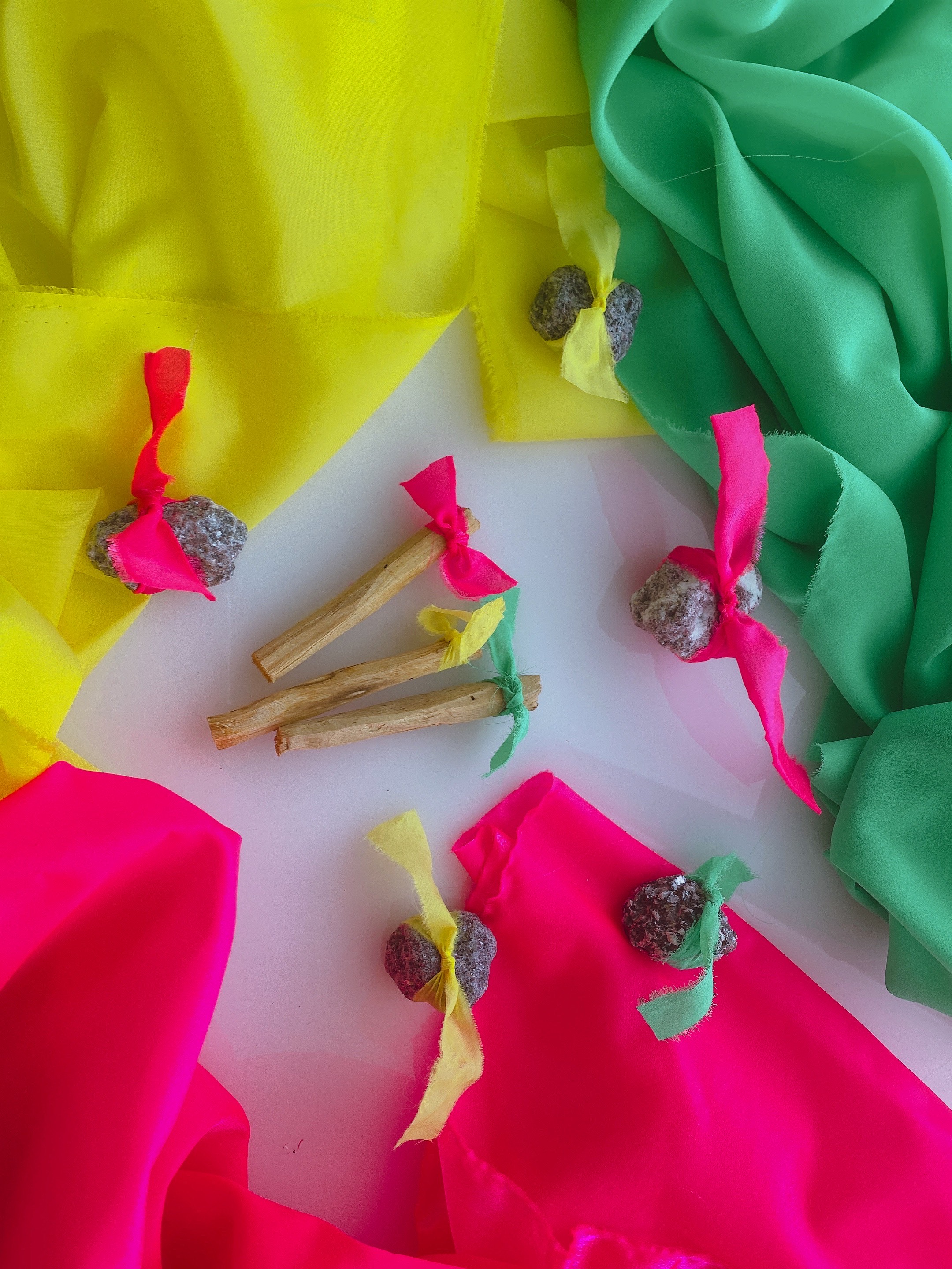 ～微笑む愛時間に～  香木パロサント3本&レピドライトDuo