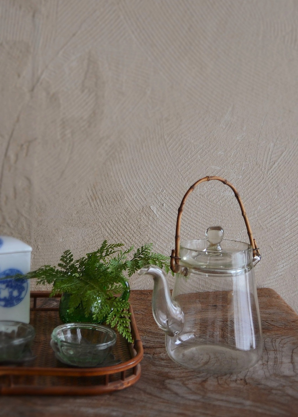 上品な細い竹の取手付ガラス水注　水次　急須　ガラスポット