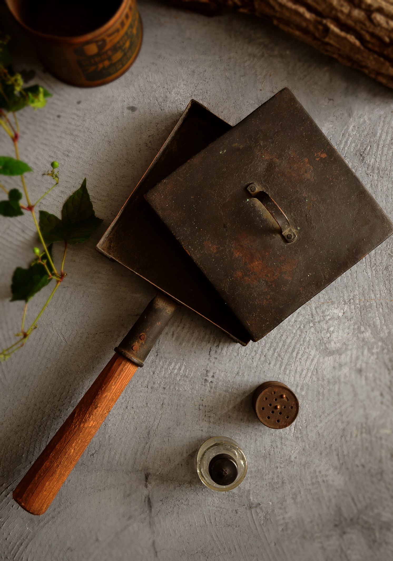 卵焼き器フライパンと塩コショウ入れと小瓶セット　古道具