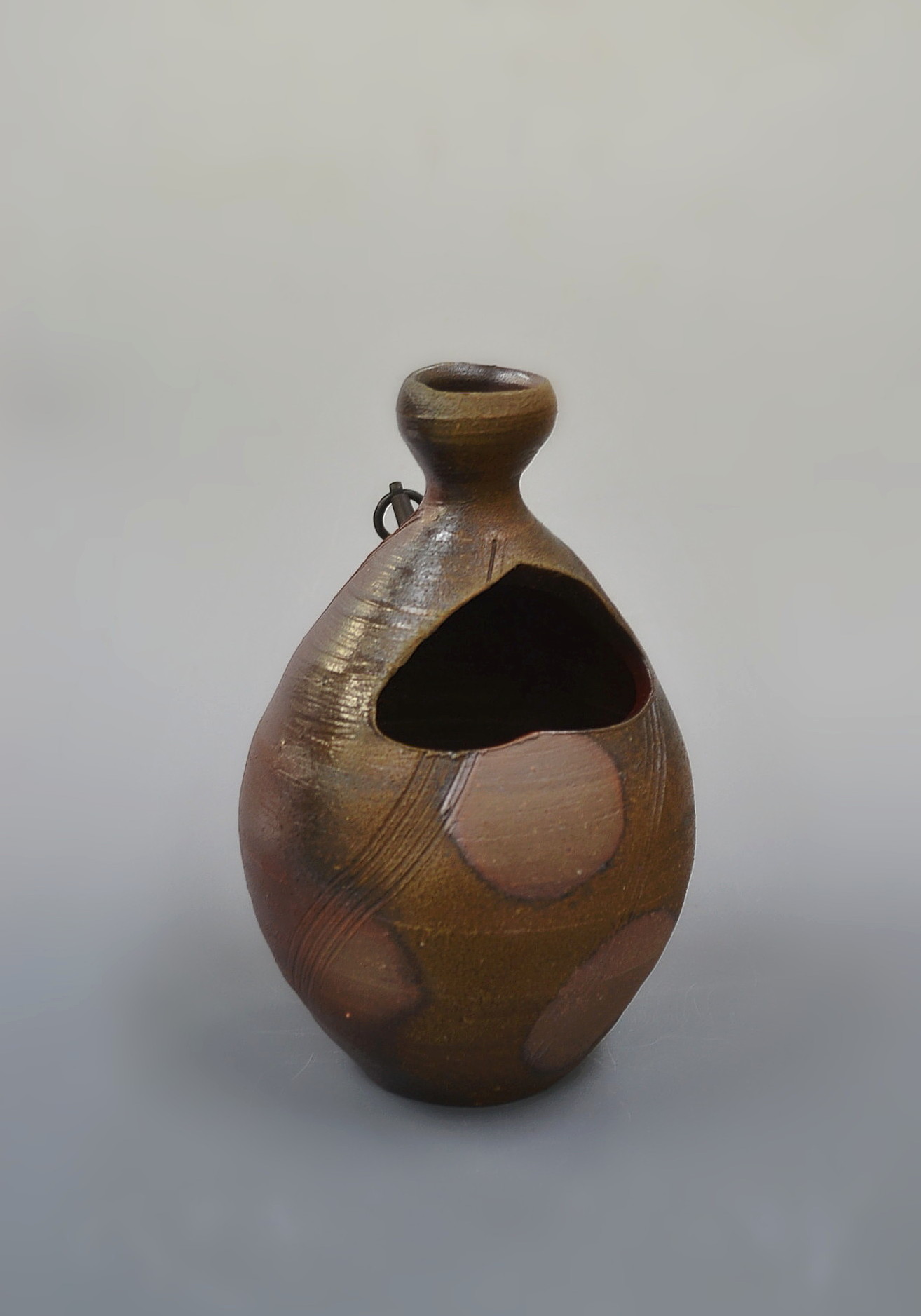 備前焼くりぬき掛花入れ　岡田輝作　備前焼き　掛け花　茶道具