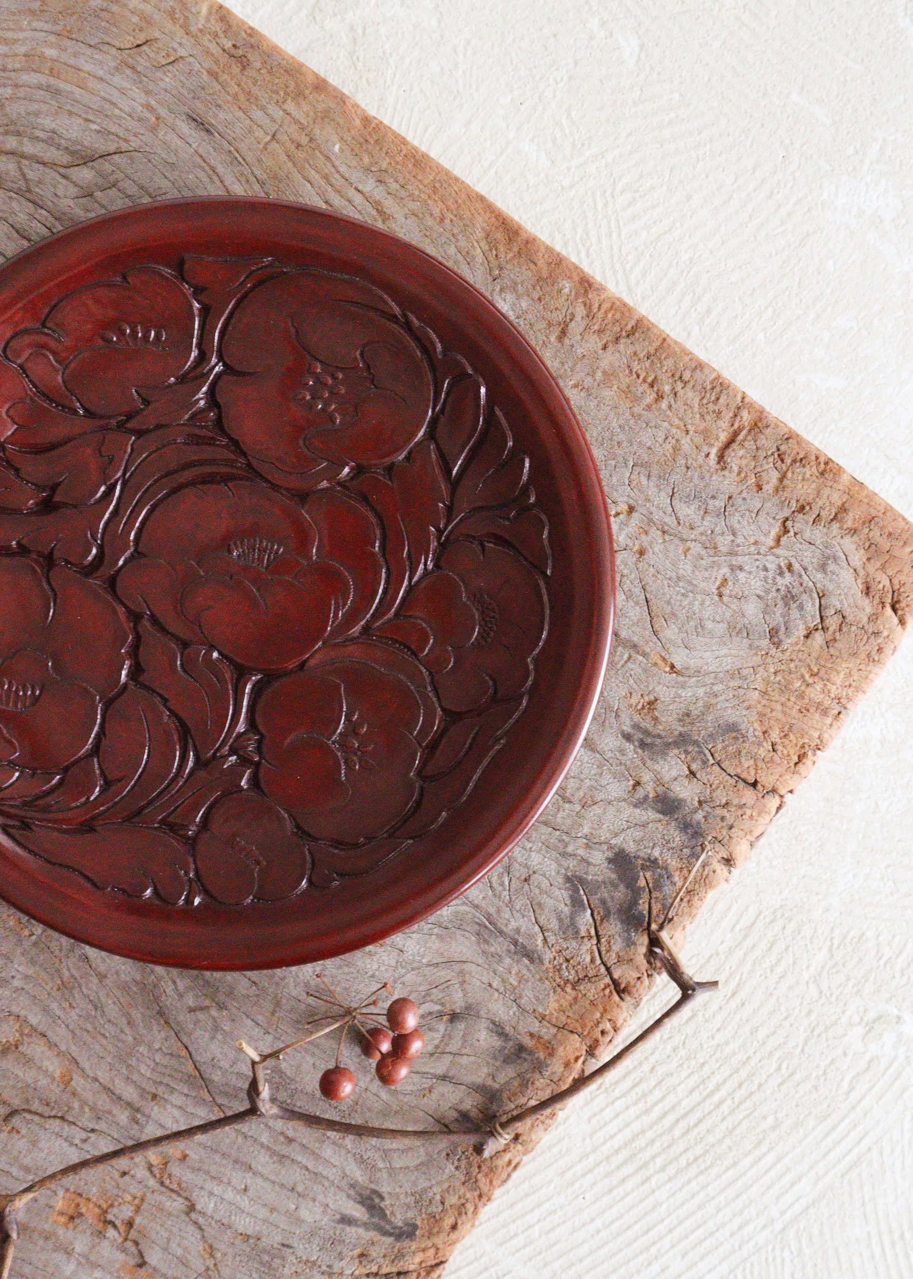 鎌倉彫菓子器　アネモネ紋様　手仕事　民藝　木皿　丸盆　240ｍｍ