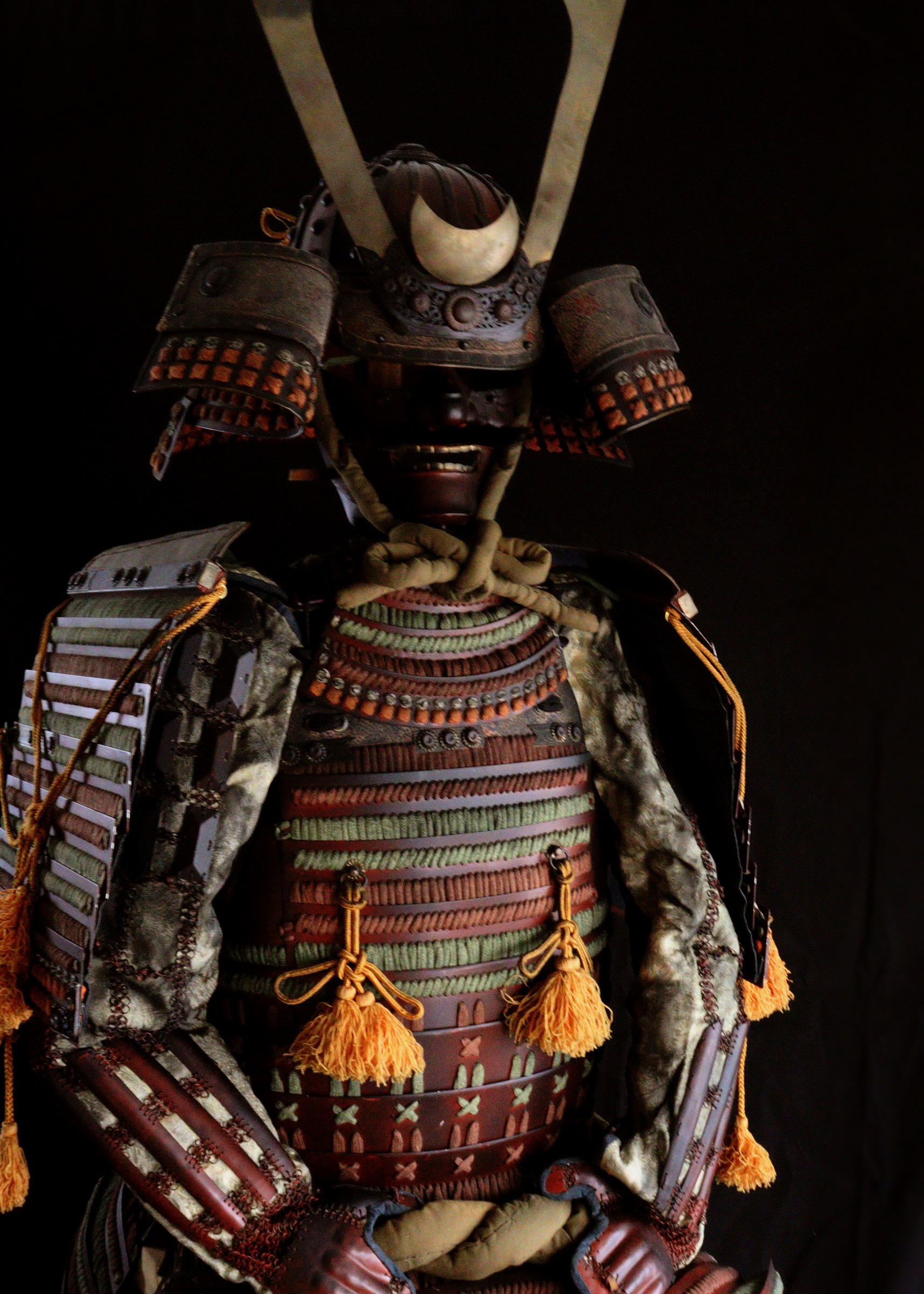 兜一式　 等身大甲冑 赤甲冑 色々威 大鎧十間筋兜   　[A Suit of Japanese Samurai Armor]
