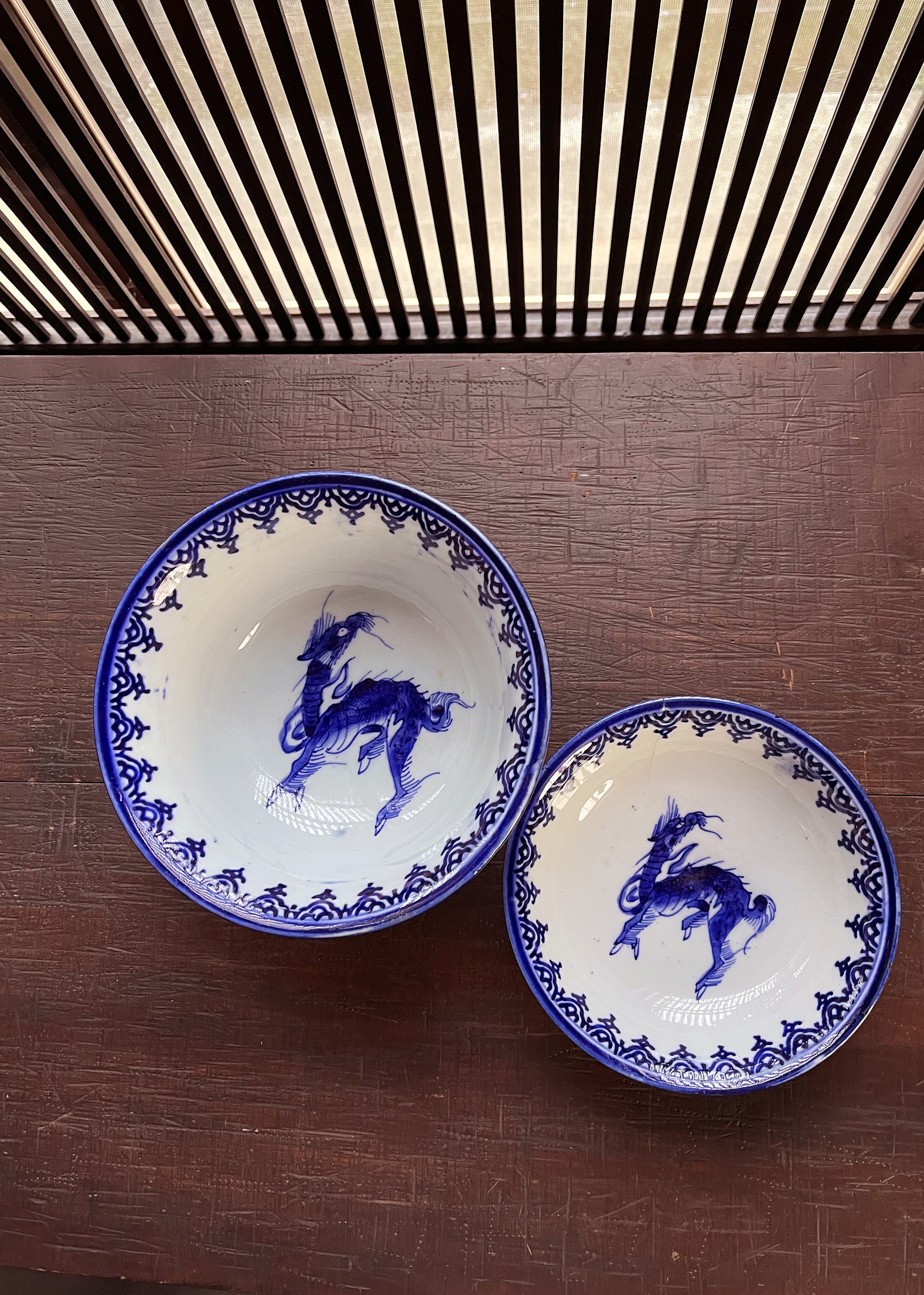 染付見込に麒麟図蓋付鉢