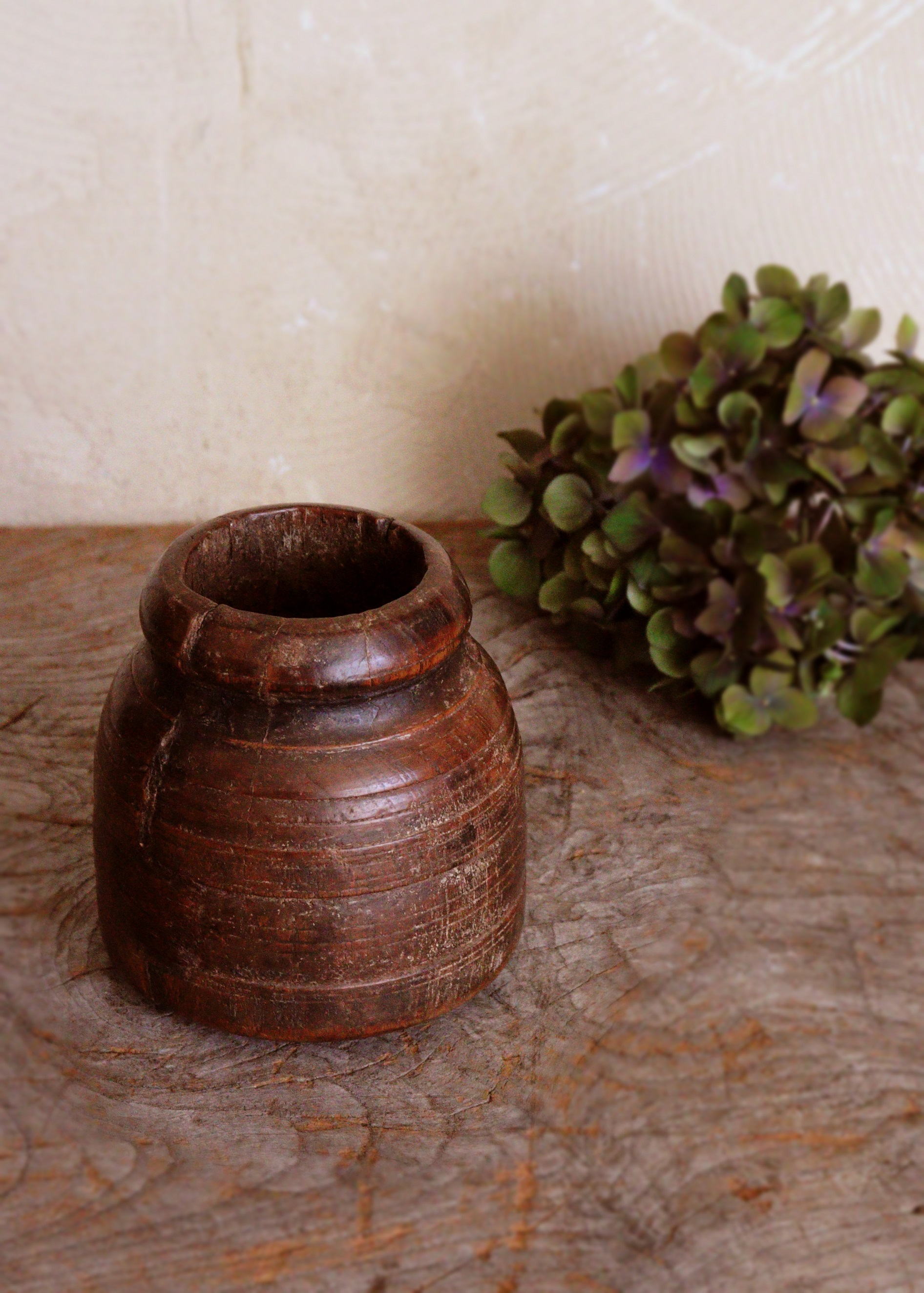 木製小壺　うずくまる壺　アンティークウッド　花生　筆立　筆筒