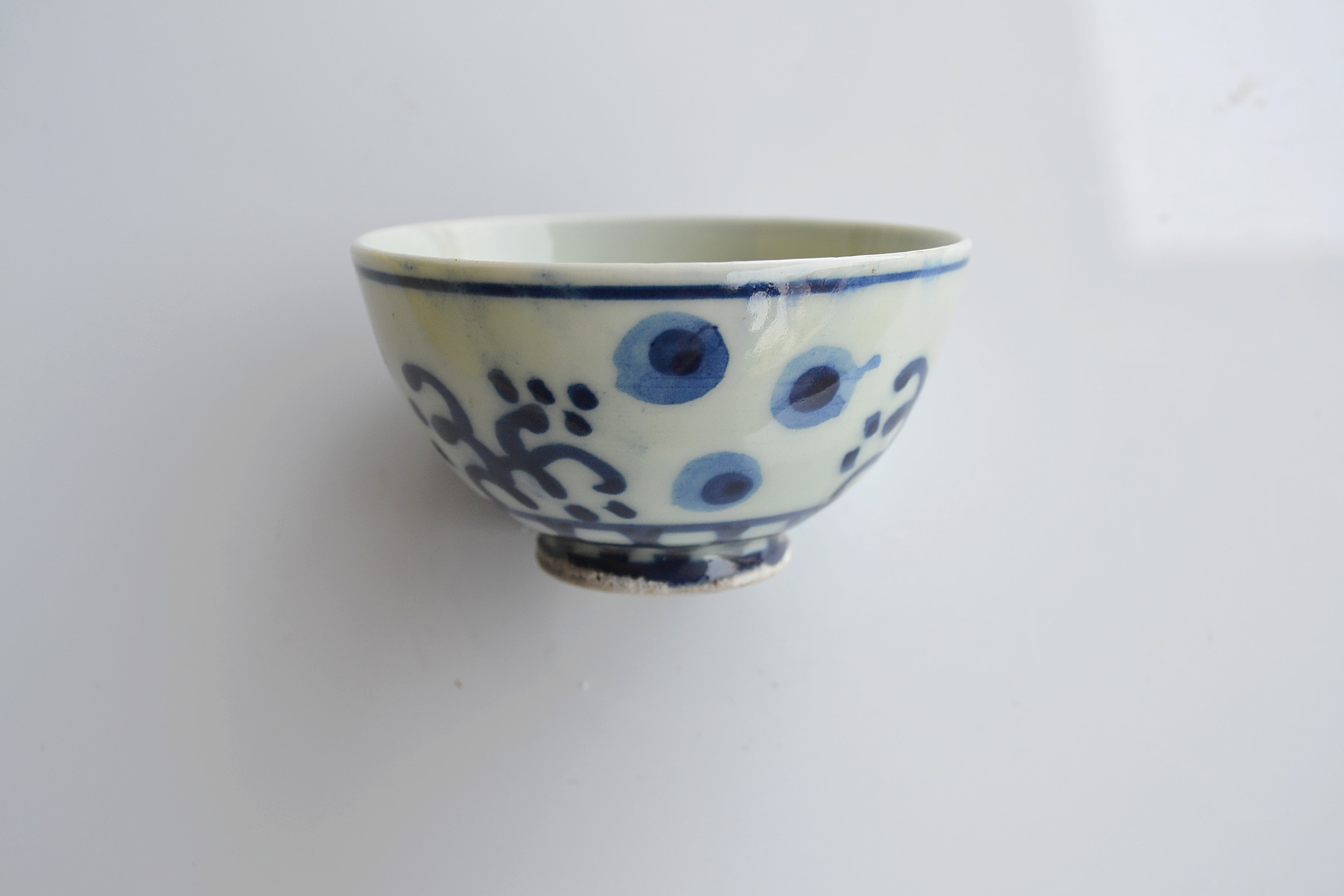 染付手描き波蛍紋煎茶茶碗