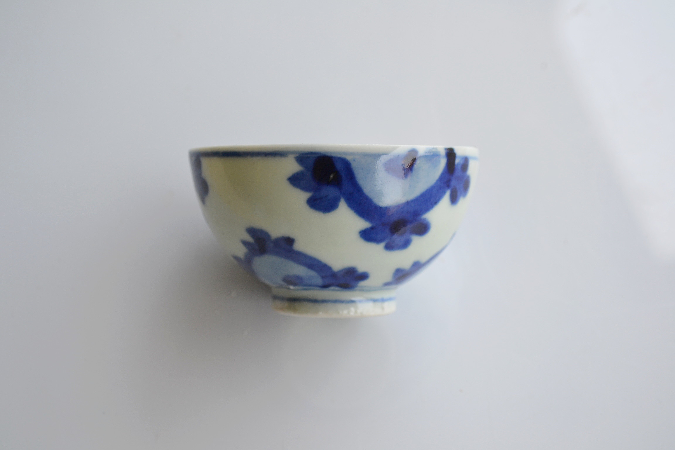 染付手描き丸花紋煎茶茶碗