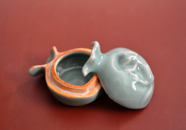 袋鼠香合　青磁香合　桃山窯