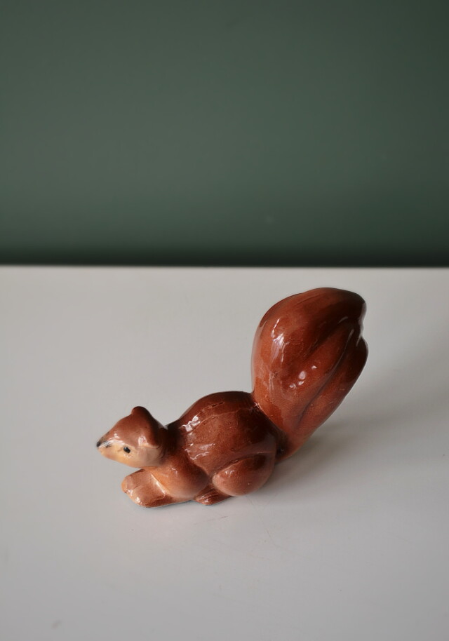 昭和レトロ　可愛い小さなリスのフィギュリン　　