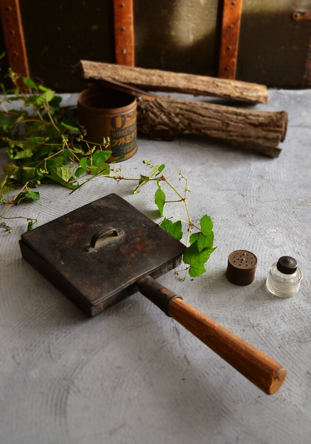 卵焼き器フライパンと塩コショウ入れと小瓶セット　古道具