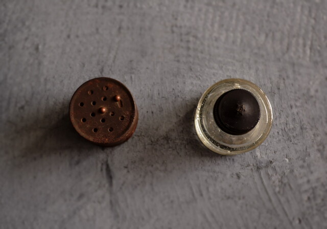 卵焼き器フライパンと塩コショウ入れと小瓶セット　古道具