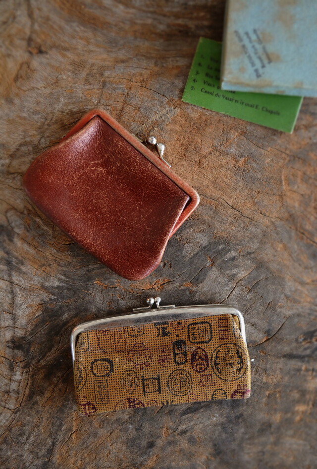 Antique Sam's Collection古い印伝と皮のがま口ケース 古道具