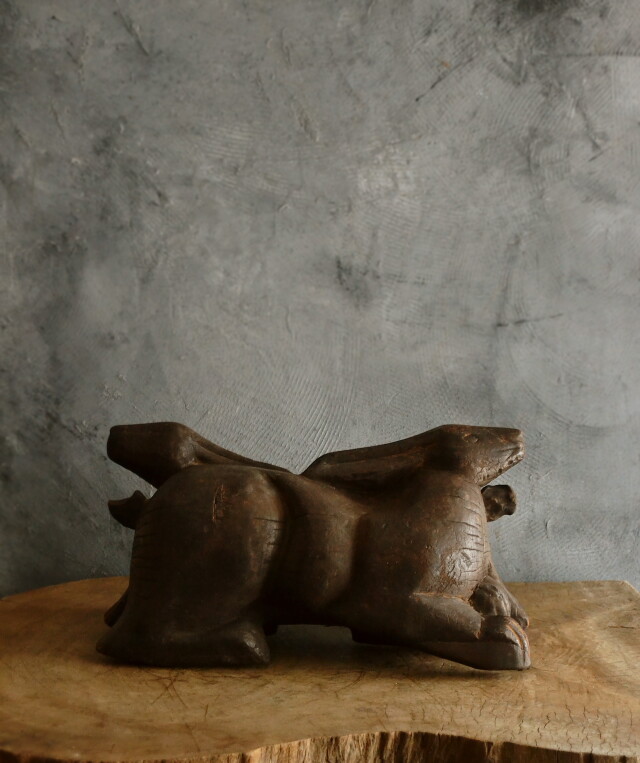 プリミティブアート　双兎　うさぎの彫刻