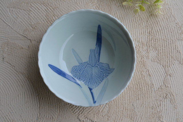 青磁陽刻花菖蒲紋鉢　中鉢　大鉢
