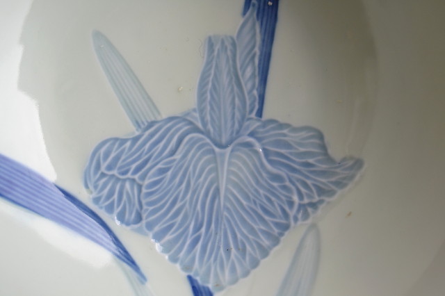 青磁陽刻花菖蒲紋鉢　中鉢　大鉢