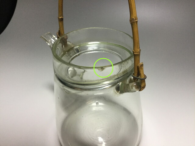 上品な細い竹の取手付ガラス水注