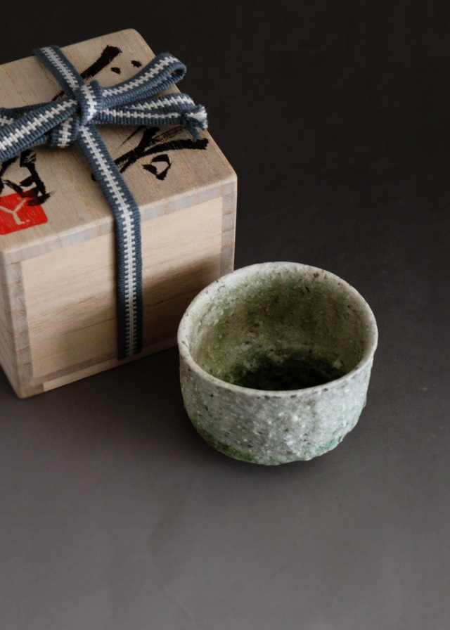 辻村唯作　酒盃　酒器　ぐいのみ　萩焼　酒盃　ガラス釉　共箱　共布