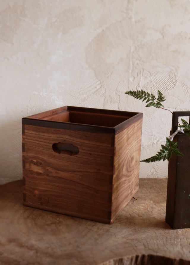 美品　無垢　関西火鉢　大和火鉢　囲炉裏　火鉢　角火鉢　箱火鉢　小振り　重厚　民藝 箱火鉢 285mm角 手あぶり 民具 木製火鉢 卓上火鉢 古家具 風炉 民