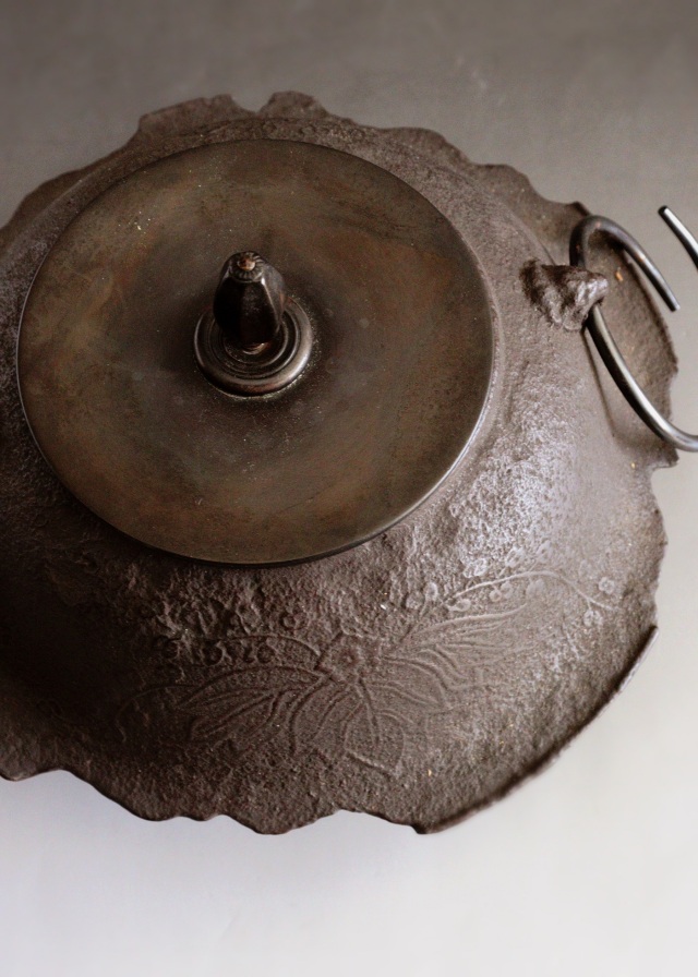 茶道具　置炉　置炉釜　傘型桐地紋置炉釜　電熱器付