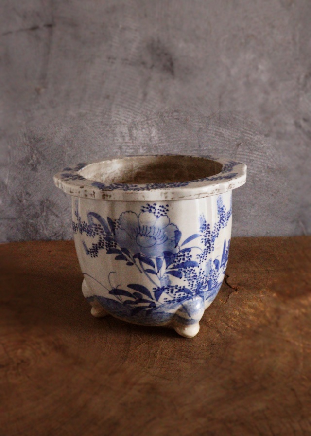 尾張焼　染付植木鉢　三つ足　時代植木鉢　染付　手書き