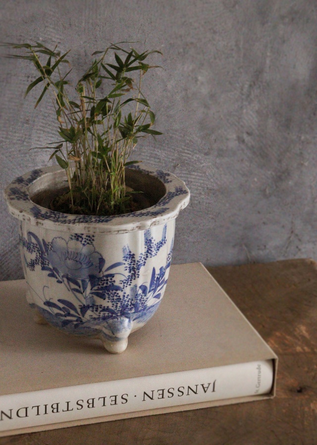 尾張焼　染付植木鉢　三つ足　時代植木鉢　染付　手書き