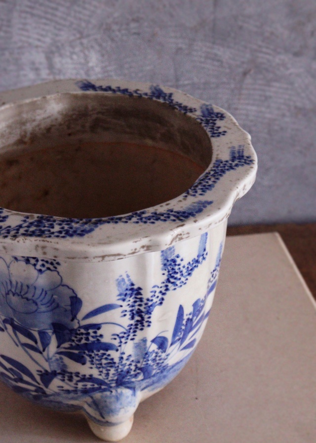 尾張焼　染付植木鉢　三つ足　時代植木鉢　染付　手書き