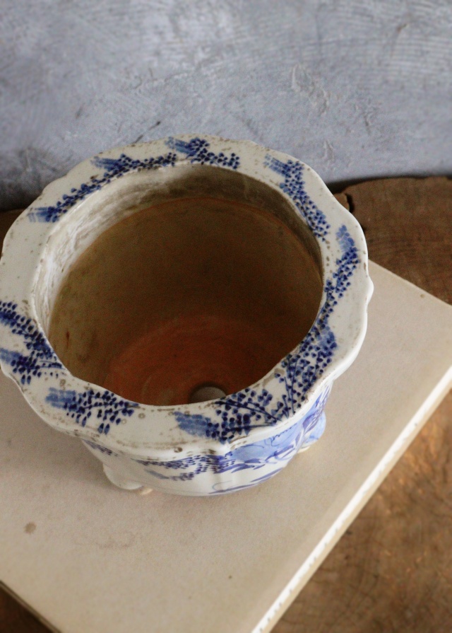 尾張焼　染付植木鉢　三つ足　時代植木鉢　染付　手書き