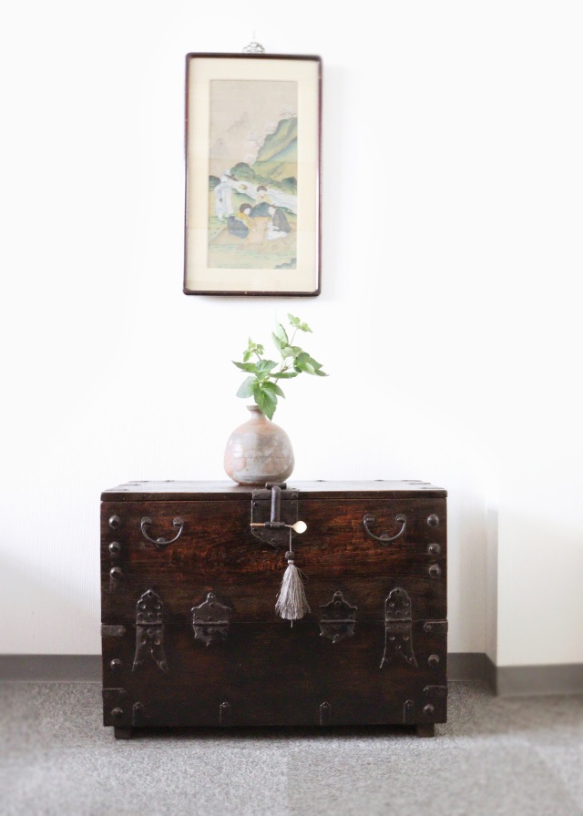 中国漆小箱 蝶紋陶器蓋 