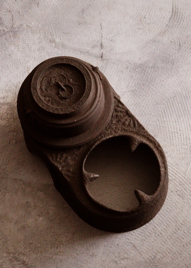 竈のような形の鉄銅壷 長火鉢 火鉢道具 鉄 鉄瓶 釜