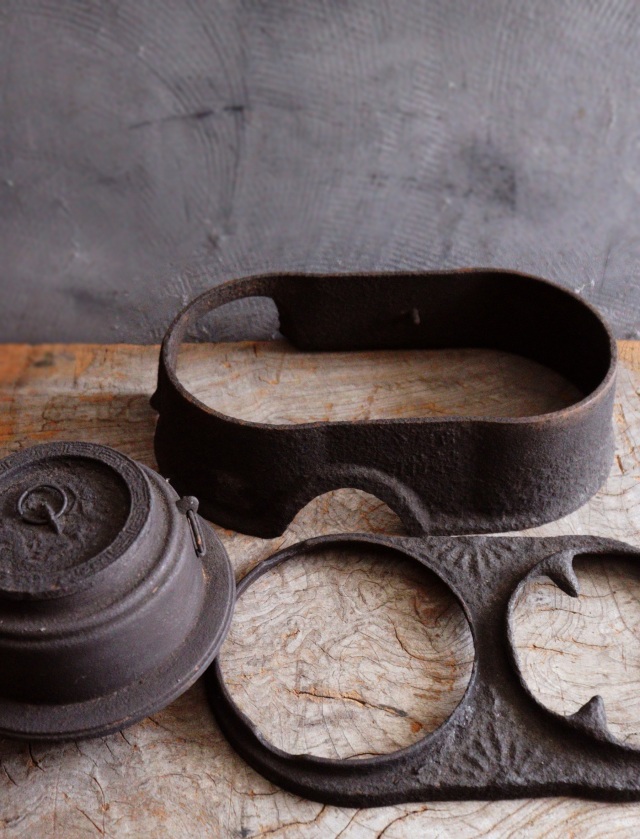 竈のような形の鉄銅壷　長火鉢　火鉢道具　鉄　鉄瓶　釜